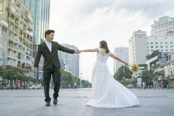 20 Địa điểm chụp ảnh cưới đẹp ở Sài Gòn đẹp nhất - Phố đi bộ Nguyễn Huệ
