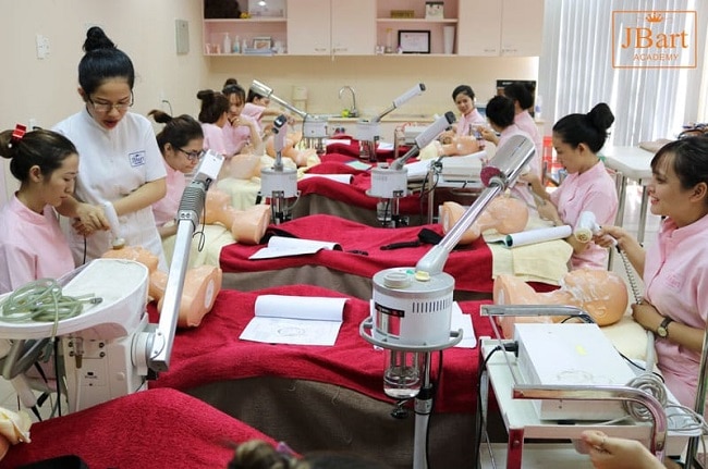 Trung tâm dạy nghề thẩm mỹ Nguyễn Hoàng (JBart Academy) là Top 10 trung tâm dạy học chăm sóc da tốt nhất tphcm