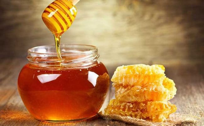 Cách trị thâm môi bằng mật ong
