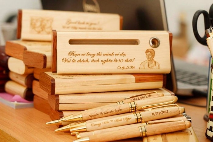 30 món quà ý nghĩa tặng bạn trai nhân dịp sinh nhật ý nghĩa nhất - Bút gỗ
