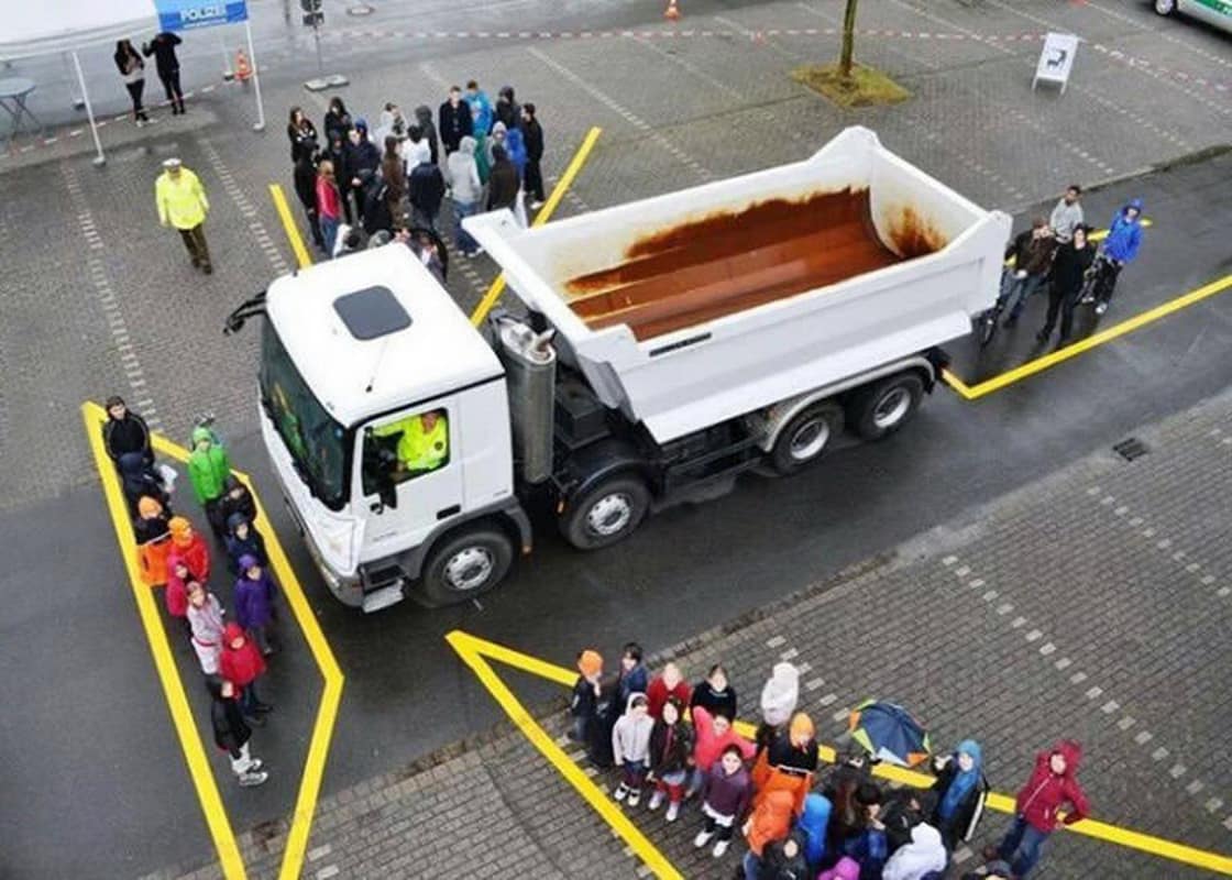 Điểm mù xe tải là gì?
