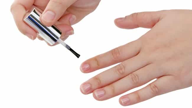Sử dụng sơn dưỡng để chăm sóc móng