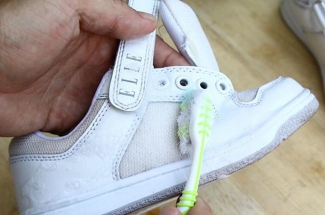 Cách làm sạch giày trắng đơn giản, hiệu quả nhất bằng hỗn hợp dầu gội đầu với nước nóng