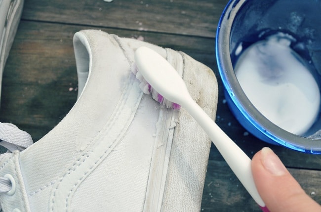 Cách làm sạch giày trắng đơn giản, hiệu quả nhất với giấm và baking soda