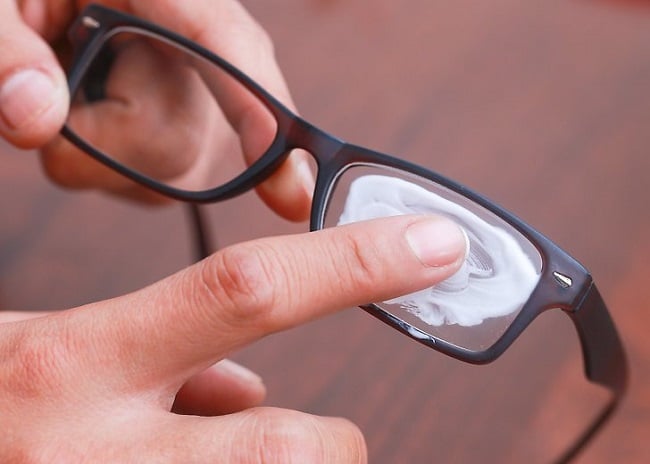Cách vệ sinh kính mắt sạch và sáng như mới bằng kem đánh răng