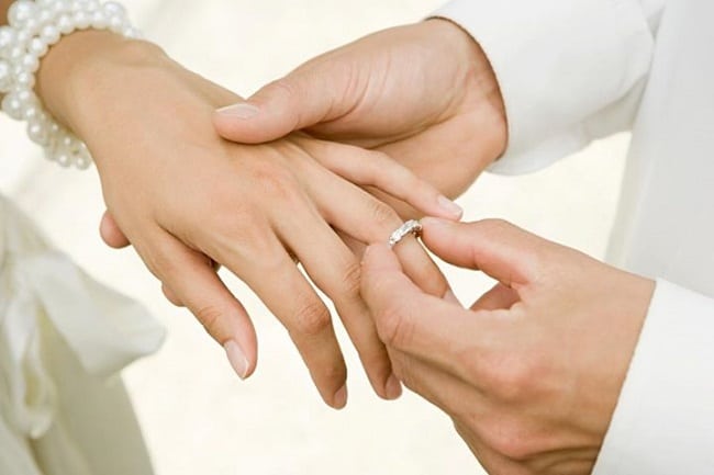 Tại sao phải đeo nhẫn cưới ở ngón áp út