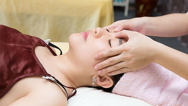 Massage trong gội đầu dưỡng sinh