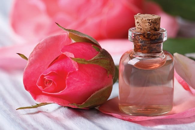 Cách sử dụng nước hoa hồng cho da mụn