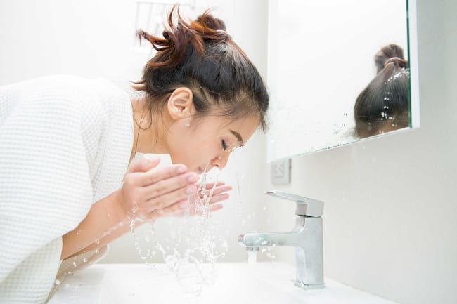 Rửa mặt bằng nước muối có tác dụng gì?
