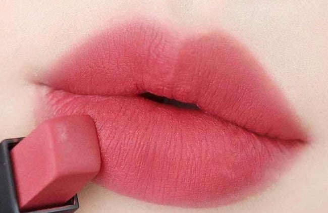 Phun môi bao lâu thì được dùng son?