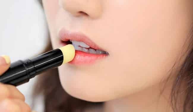 Sau khi phun môi bao lâu thì được dùng son?