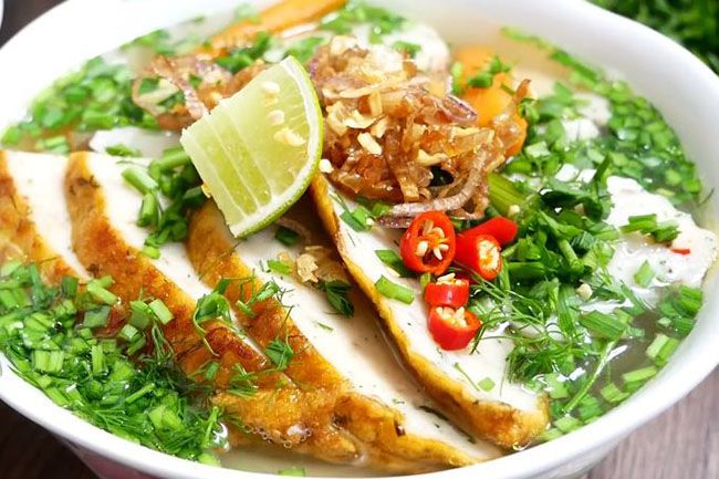 Bánh canh chả cá là Top 10 đặc sản Bình Thuận hấp dẫn khó quên mà bạn không thể bỏ qua