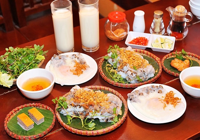 Bánh cuốn chả mực là Top 10 đặc sản Hạ Long - Quảng Ninh được lòng du khách bốn phương