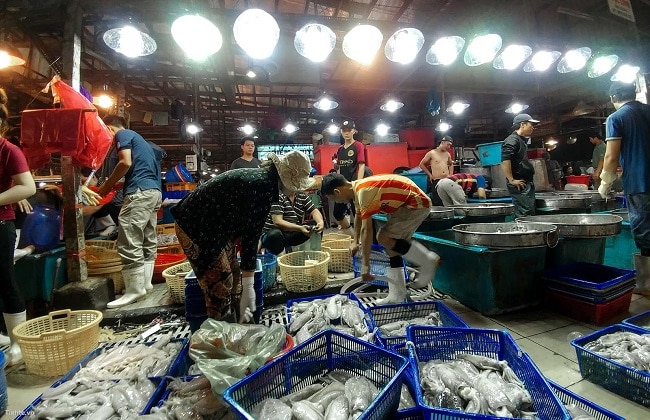 Chợ đầu mối Bình Điền là Top 10 địa chỉ mua hải sản tươi sống ngon nhất TPHCM