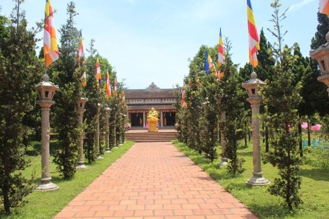 top cảnh quan ngôi chùa đẹp nhất huế mang tính tâm linh lịch sử - chùa từ lâm