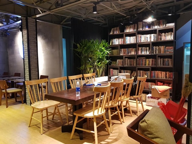 Không gian đọc sách tại Hub Book Coffee