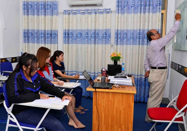 Thầy Hiếu Thầy có kiến thức tốt, dạy rất nhiệt tình, nếu có gì không hiểu bạn hỏi thầy sẽ chỉ dẫn nhiệt tình. Thầy rất mạnh về mặt writing tuy nhiên bạn cần có tinh thần tự học cao, thầy sẽ hướng bạn từng bước theo tài liệu, bạn cần chăm và luôn mang theo từ điển. Phương pháp của thầy là phân tích từng dạng bài cụ thể, phác họa dàn bài rồi dịch từ tiếng Việt sang tiếng Anh IELTS. Bạn nên tìm hiểu phương pháp học để xem có phù hợp với mình không. Thông tin liên hệ Hotline: 0193809243 Address: 1/7 Phan Văn Trị, P. 12, Q. Bình Thạnh, TP. Hồ Chí Minh Cô Yến Cô Yến dạy tất cả các kỹ năng nhưng tốt ở Writing và Reading, cô là một giáo viên tâm huyết, dạy nhiệt tình, bài giảng của cô đúng trọng tâm, hiệu quả nhanh. Học sinh yêu quý cô vì cô luôn gần gũi, thân thiện và coi các bạn như con của mình, tạo động lực cho các bạn rất nhiều. Thông tin liên hệ Website: chuyenluyenielts.com Facebook: https://www.facebook.com/yenielts Hotline: 090 976 2626 Email: ms_yen2010@yahoo.com.vn Address: 280/3/5 Huỳnh Văn Bánh, P. 11, Q. Phú Nhuận, TP. Hồ Chí Minh: thầy Dũng