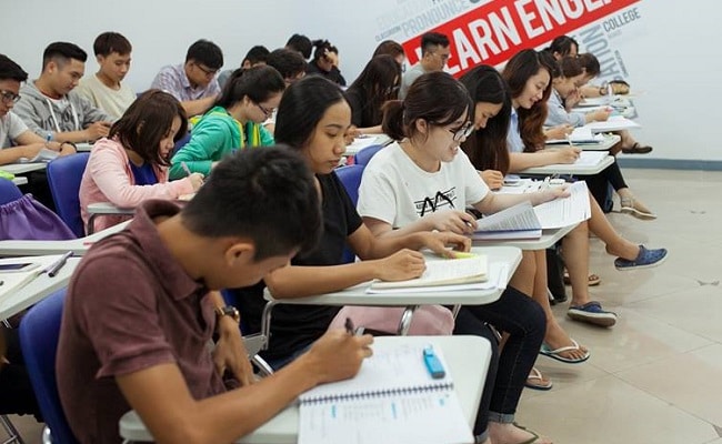 Thầy Hiếu Thầy có kiến thức tốt, dạy rất nhiệt tình, nếu có gì không hiểu bạn hỏi thầy sẽ chỉ dẫn nhiệt tình. Thầy rất mạnh về mặt writing tuy nhiên bạn cần có tinh thần tự học cao, thầy sẽ hướng bạn từng bước theo tài liệu, bạn cần chăm và luôn mang theo từ điển. Phương pháp của thầy là phân tích từng dạng bài cụ thể, phác họa dàn bài rồi dịch từ tiếng Việt sang tiếng Anh IELTS. Bạn nên tìm hiểu phương pháp học để xem có phù hợp với mình không. Thông tin liên hệ Hotline: 0193809243 Address: 1/7 Phan Văn Trị, P. 12, Q. Bình Thạnh, TP. Hồ Chí Minh Cô Yến Cô Yến dạy tất cả các kỹ năng nhưng tốt ở Writing và Reading, cô là một giáo viên tâm huyết, dạy nhiệt tình, bài giảng của cô đúng trọng tâm, hiệu quả nhanh. Học sinh yêu quý cô vì cô luôn gần gũi, thân thiện và coi các bạn như con của mình, tạo động lực cho các bạn rất nhiều. Thông tin liên hệ Website: chuyenluyenielts.com Facebook: https://www.facebook.com/yenielts Hotline: 090 976 2626 Email: ms_yen2010@yahoo.com.vn Address: 280/3/5 Huỳnh Văn Bánh, P. 11, Q. Phú Nhuận, TP. Hồ Chí Minh: thầy Tú