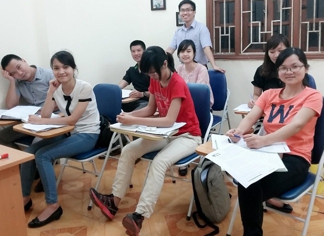 Thầy Hiếu Thầy có kiến thức tốt, dạy rất nhiệt tình, nếu có gì không hiểu bạn hỏi thầy sẽ chỉ dẫn nhiệt tình. Thầy rất mạnh về mặt writing tuy nhiên bạn cần có tinh thần tự học cao, thầy sẽ hướng bạn từng bước theo tài liệu, bạn cần chăm và luôn mang theo từ điển. Phương pháp của thầy là phân tích từng dạng bài cụ thể, phác họa dàn bài rồi dịch từ tiếng Việt sang tiếng Anh IELTS. Bạn nên tìm hiểu phương pháp học để xem có phù hợp với mình không. Thông tin liên hệ Hotline: 0193809243 Address: 1/7 Phan Văn Trị, P. 12, Q. Bình Thạnh, TP. Hồ Chí Minh Cô Yến Cô Yến dạy tất cả các kỹ năng nhưng tốt ở Writing và Reading, cô là một giáo viên tâm huyết, dạy nhiệt tình, bài giảng của cô đúng trọng tâm, hiệu quả nhanh. Học sinh yêu quý cô vì cô luôn gần gũi, thân thiện và coi các bạn như con của mình, tạo động lực cho các bạn rất nhiều. Thông tin liên hệ Website: chuyenluyenielts.com Facebook: https://www.facebook.com/yenielts Hotline: 090 976 2626 Email: ms_yen2010@yahoo.com.vn Address: 280/3/5 Huỳnh Văn Bánh, P. 11, Q. Phú Nhuận, TP. Hồ Chí Minh: thầy Hiếu