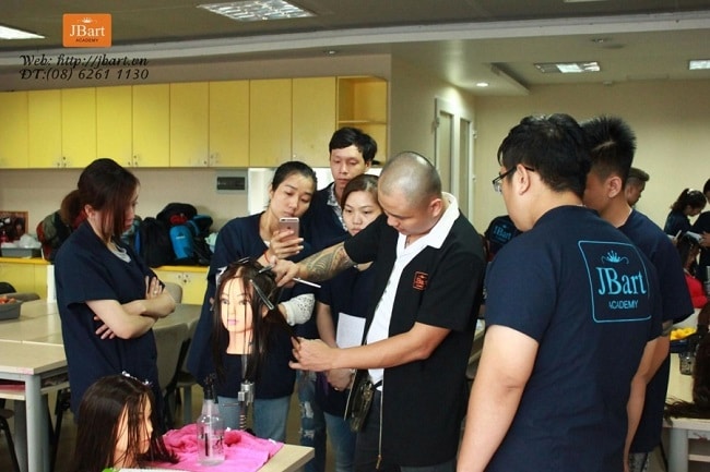 Nguyễn Hoàng là Top 11 Trung tâm dạy nghề cắt tóc chuyên nghiệp nhất tại TPHCM