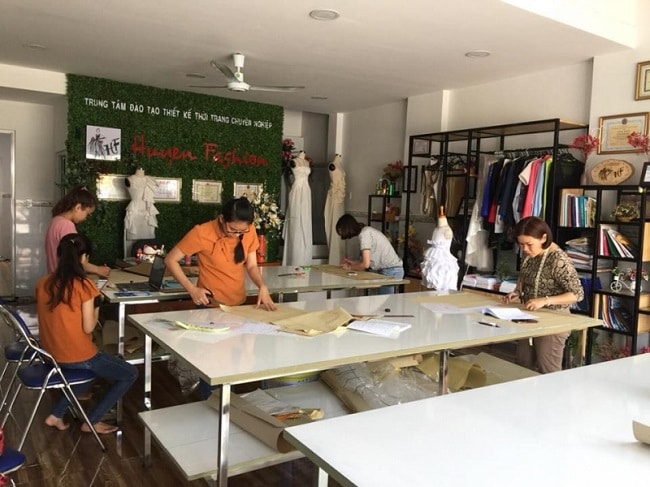 Trung tâm Huyen Fashion là Top 10 Trung tâm dạy nghề thiết kế thời trang uy tín nhất ở TPHCM