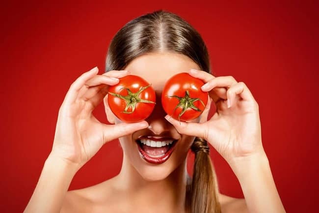 Cách bị hết thâm quầng mắt bằng cà chua