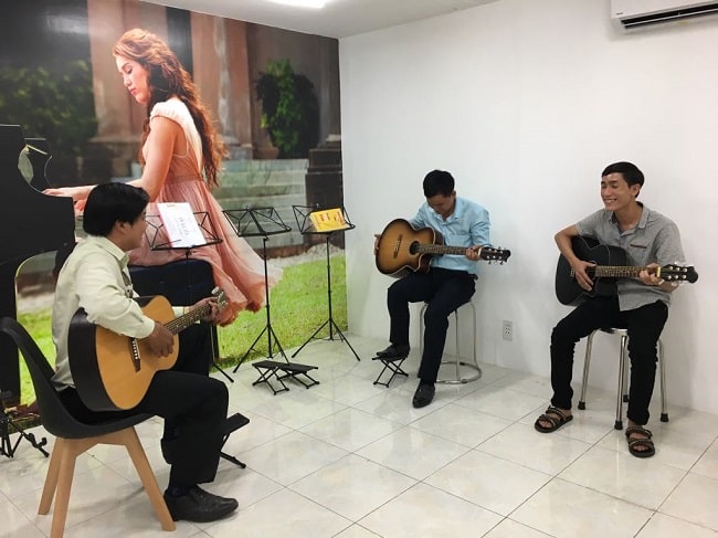 Học guitar tại Trung tâm âm nhạc Việt Thương