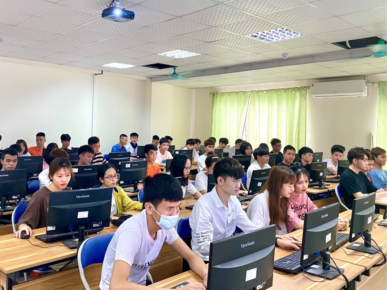 Lựa chọn học CNTT hệ trung cấp, cao đẳng hay đại học phụ thuộc vào mục tiêu và điều kiện cá nhân